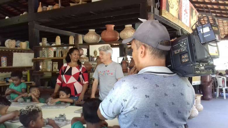 Caco Barcelos visita instituição no Marajó