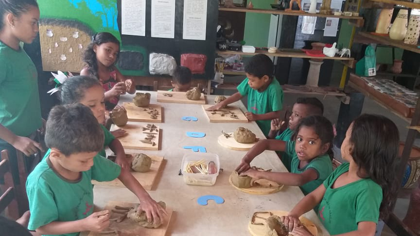 Técnica milenar da cerâmica marajoara e manipulação da argila, promovendo resultados na pré-escola