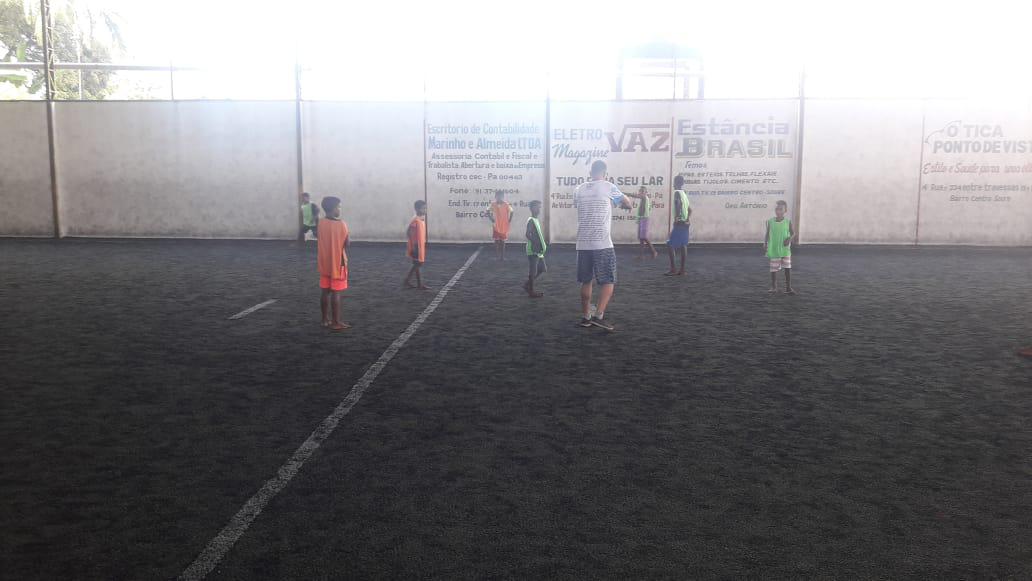 Escola Zeneida Lima proporcionou uma manhã de lazer com futebol na arena.